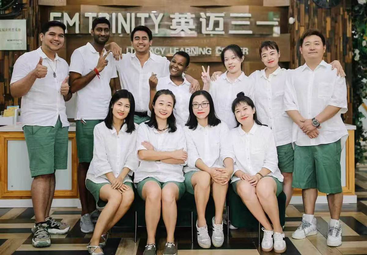 英迈外语中外教团队在校区前厅合影