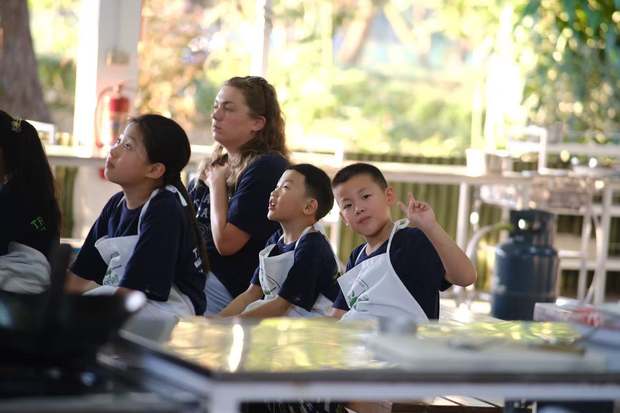 孩子们在厨房里上烹饪课