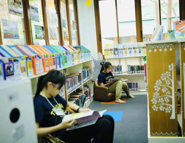 孩子们在国际学校图书馆里各自读书