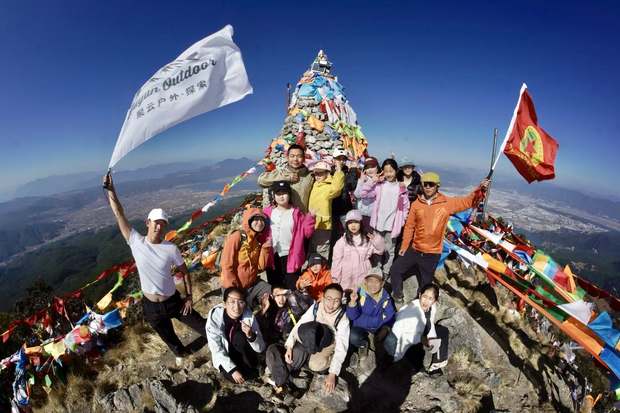 孩子们在山顶合影